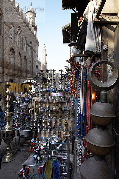 Wasserleitungen für Rauchen Sheesha werden in Khan al-Khalili  Kairo  Ägypten  Nordafrika  Afrika verkauft.