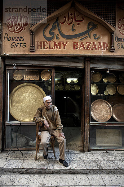 Shopbetreiber entspannt sich in den großen Bazar von Khan al-Khalili  Kairo  Ägypten  Afrika