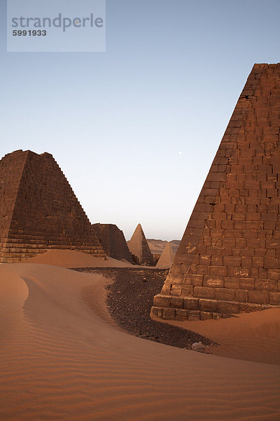 Die Pyramiden von Meroe  Sudan beliebtesten touristischen Attraktion  Bagrawiyah  Sudan  Afrika