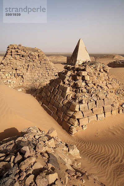 Der westliche Friedhof von Meroe  enthält die Gräber der Adligen und einige rekonstruierte Pyramiden  Sudan  Afrika