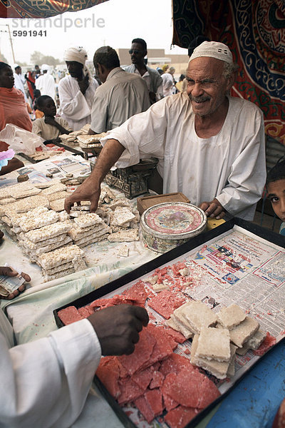 Sudanesische Süßigkeiten werden bei einem Festival feiert Geburtstag des Prophets  Shendi  Sudan  Afrika verkauft.