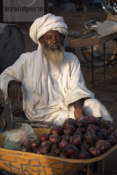 Ein lokaler Händler verkaufen Zwiebeln am Atbara Souq  Sudan  Afrika