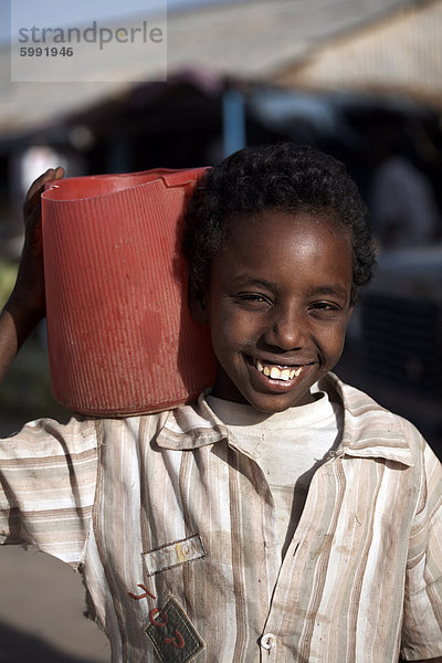 Sudanesischen jungen tragen Wasser  Atbara  Sudan  Afrika