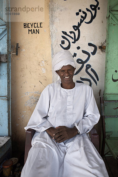 Lokale sudanesischer Mann Entspannung in der Stadt von Karima  Sudan  Afrika