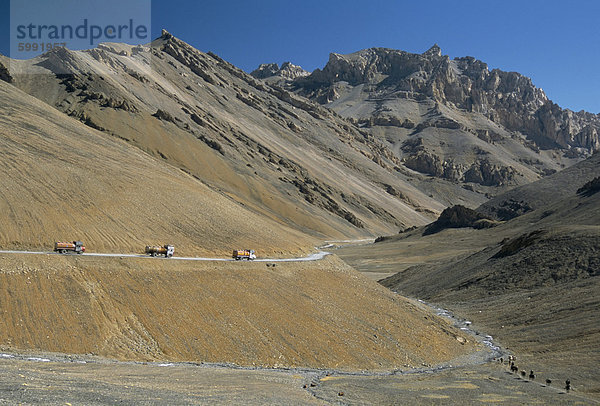 Lastwagen auf dem Lachalang Pass  5065m  Zanskar Menschen auf Pferd Wanderweg  Hgihway der Manali-Leh  Ladakh  Indien  Asien