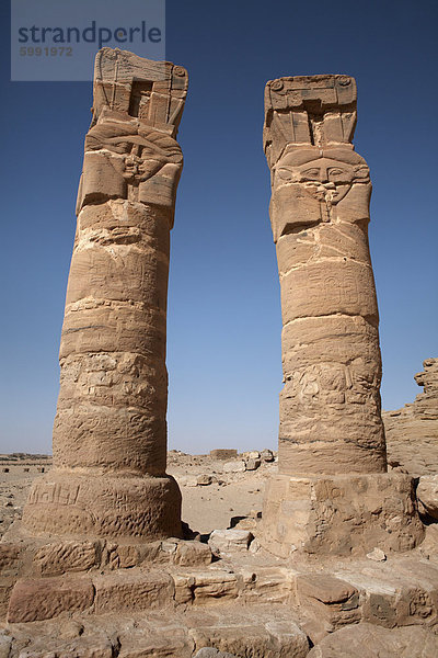 Säulen bei den Amun-Tempel unter der Heilige Berg von Jebel Barkal  UNESCO-Weltkulturerbe  Karima  Sudan  Afrika