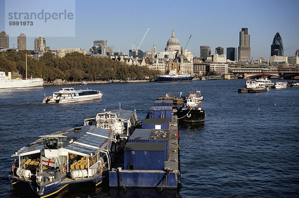 Skyline von Stadt von London und Themse von Blackfriars Bridge  London  England  Großbritannien  Europa