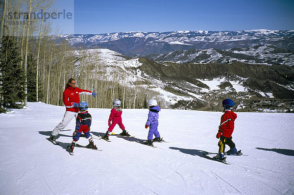Kinder lernen Skifahren in Snowmass  in der Nähe von Aspen  Colorado  Vereinigte Staaten von Amerika  Nordamerika