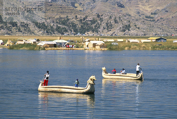 Traditionelle Uros (Urus) Reed Boote  Islas Flotantas  Reed Inseln  Titicacasee  Peru  Südamerika