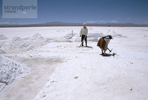 Hand-Arbeit in Colchani Salz Salinen  Salar de Uyuni  flache  Southwest Highlands  Bolivien  Südamerika