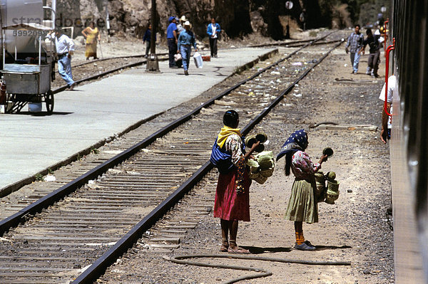 Tarahumara Verkauf waren für die Passagiere auf einem Zug  Mexiko  Nordamerika