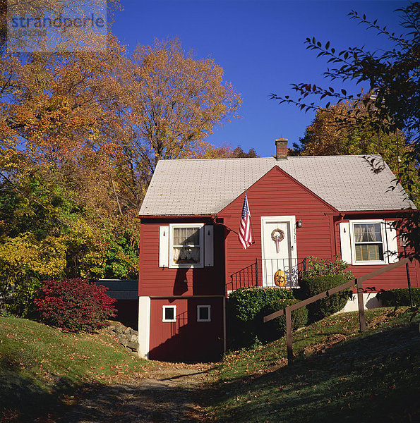 Vereinigte Staaten von Amerika USA nahe Farbaufnahme Farbe Baum Fahne Laterne - Beleuchtungskörper Nordamerika umgeben amerikanisch rot Neuengland Kürbis Blockhaus Connecticut Holzhaus