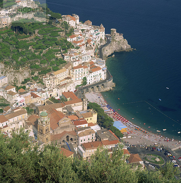 Geringe Luftaufnahme über die Stadt und den Strand von Amalfi an der Küste  Costiera Amalfitana  UNESCO Weltkulturerbe  Campania  Italien  Europa