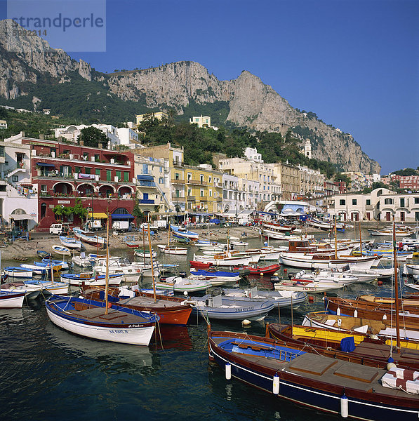 Boote vor Anker in der Marina Grande  Capri  Kampanien  Italien  Europa