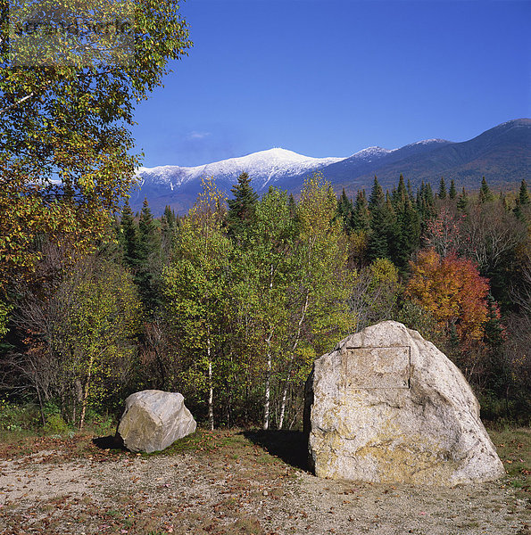 Große Stein mit Gedenktafel entfernt im Wald im Herbst  mit Mount Washington hinter  White Mountains National Forest (New Hampshire)  New England  Vereinigte Staaten von Amerika  Nordamerika