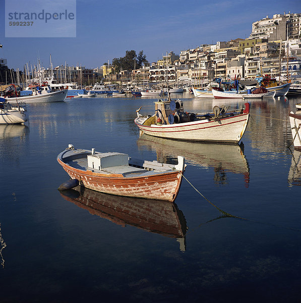 Boote im Yachthafen und die Stadt von Piräus im Hintergrund  in der Nähe von Athen  Griechenland  Europa