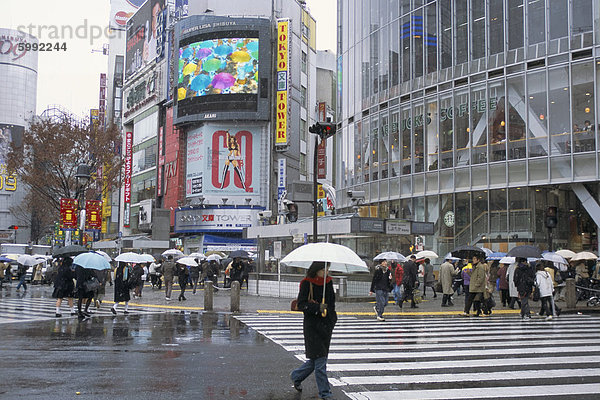 Straßenszene in den Regen  Shinjuku  Tokio  Japan  Asien