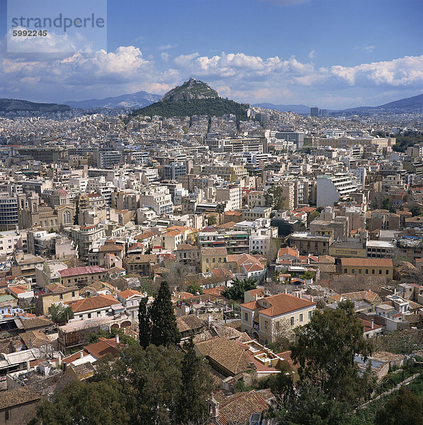 Panorama mit Lykavittos-Hügel in der Ferne  genommen von der Akropolis  Athen  Griechenland  Europa