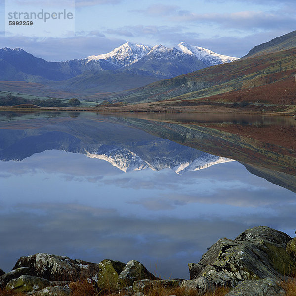 Snowcapped Spitzen der Snowdon-Reihe gesehen von Capel Curig  Llynnau Mymbr  Snowdonia  Gwynedd  Nordwales  Vereinigtes Königreich  Europa