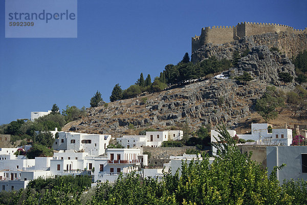 Die Akropolis und das Dorf von Lindos auf Rhodos  Dodekanes  griechische Inseln  Griechenland  Europa