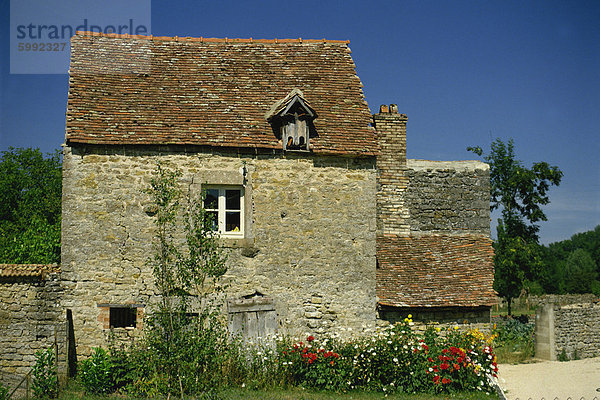 hoch oben nahe Frankreich Europa Außenaufnahme Stein Blume Wohnhaus Bett Burgund