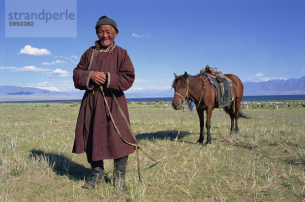 Lake Uureg Nuur  Nomad und sein Pferd  Uvs  Mongolei  Zentralasien  Asien