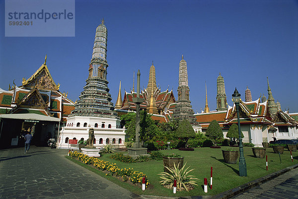 Buddhistischer Tempel und Chedi (Pagoden) in den Bereich der Königspalast  Wat Phra Kaeo (Wat Phra Kaew)  Bangkok  Thailand  Südostasien  Asien