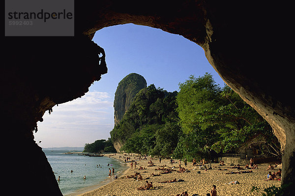 Blick vom Eingang der Höhle von Strand und Küste  Ao Phra Nang  Provinz Krabi  Thailand  Südostasien  Asien