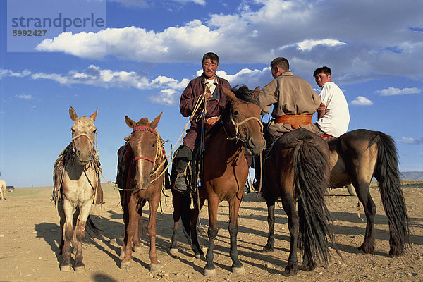 Porträt von Nomad Männer und ihre Pferde  Naadam Festival  Altai  Gov-Altai  Mongolei  Zentralasien  Asien