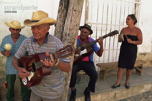 Gruppe von drei ältere Männer und eine Frau spielen Musik  Trinidad  Kuba  Westindische Inseln  Mittelamerika