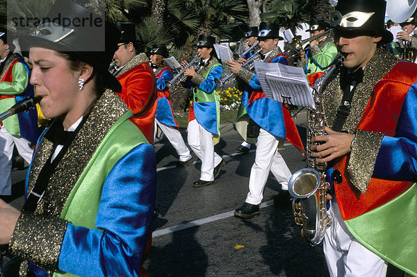 Musiker in der Parade  Schlacht von Blumen  Karneval  Promenade des Anglais  Nizza  Alpes-Maritimes  Provence  Frankreich  Europa