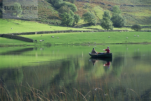 Ruhige Szene von zwei Mann in einem Boot auf einem See  Fliegenfischen  Watendlath Tarn  Lake District-Nationalpark  Cumbria  England  Vereinigtes Königreich  Europa