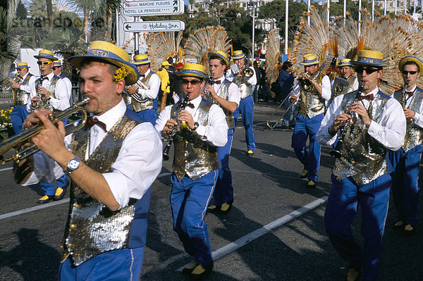 Musiker in der Parade  Schlacht der Blumen  Karneval  Promenade des Anglais  Nizza  Alpes Maritimes  Provence  Frankreich  Europa