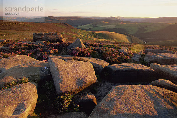 Hinblick Lee Tor und Derwent Moors  Derwent Edge  Peak-District-Nationalpark  Derbyshire  England  Vereinigtes Königreich  Europa