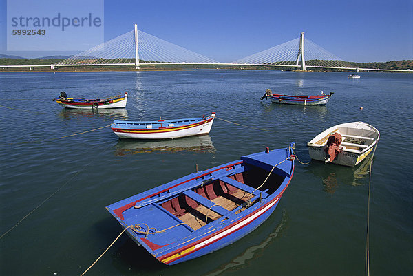 Ruhige Szene von Fischerbooten und Hängebrücke  Portimao  Algarve  Portugal  Europa