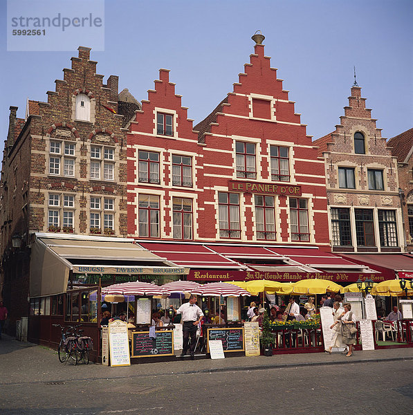 Café im freien Fassaden  Marktplatz  Brügge  Belgien  Europa