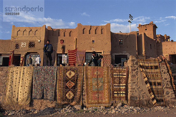 Teppiche und Teppiche angezeigt an Wänden im freien zum Verkauf an die Taourirt Kasbah  Ouarzazate  Marokko  Nordafrika  Afrika