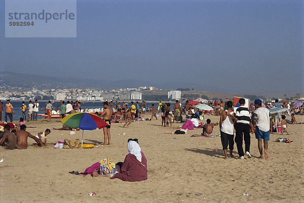 Menschen am sandigen Hauptstrand in Tanger  Marokko  Nordafrika  Afrika