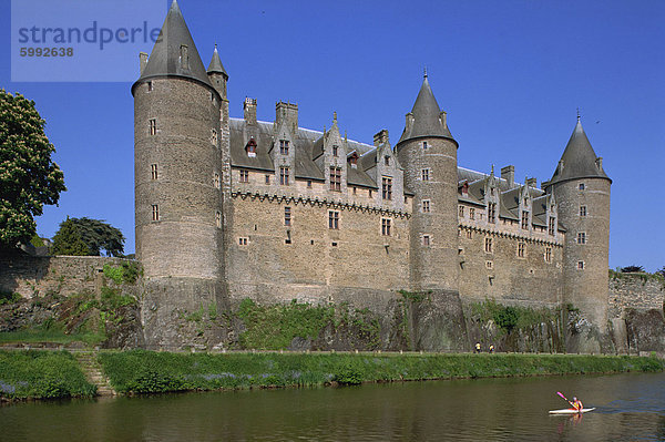 Kanu auf dem Fluss Odet vor Schloss Josselin in Bretagne  Frankreich  Europa