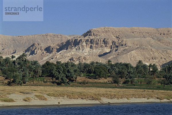 Nil-Ufer mit Bergen jenseits  Ägypten  Nordafrika  Afrika