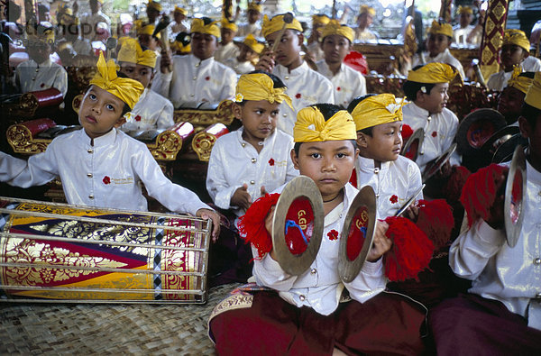 Kind-Musiker bei Odalan Zeremonie  Tempel von Bataun  Insel Bali  Indonesien  Südostasien  Asien
