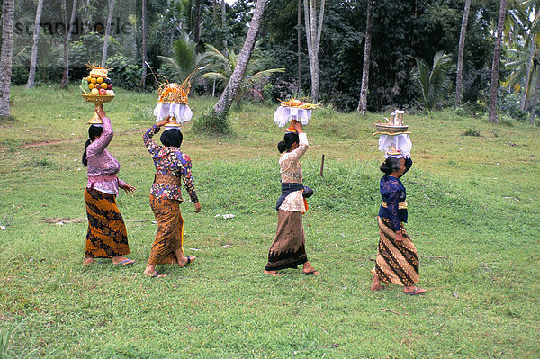 Frauen in Prozession für Trauerfeier  Insel Bali  Indonesien  Südostasien  Asien