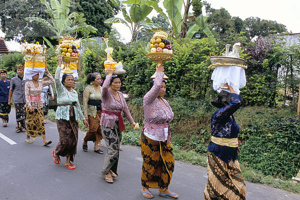 Frauen in Prozession für Trauerfeier  Insel Bali  Indonesien  Südostasien  Asien