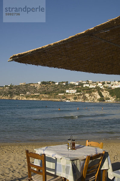 Eine Taverne direkt am Meer in dem Resort Stadt von Plaka auf der nördlichen Küste von Kreta  griechische Inseln  Griechenland  Europa