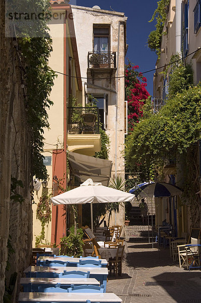 Traditionelle Tische und Stühle bei Tamam Taverna auf einem Backstreet in Chania  Kreta  griechische Inseln  Griechenland  Europa