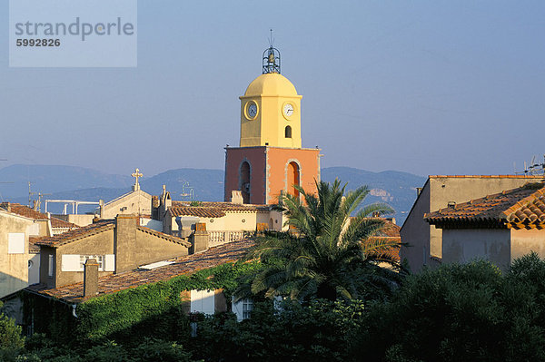 Blick zur Kirche über Dächer in den frühen Morgenstunden  St. Tropez  Var  Cote d ' Azur  Provence  Côte d ' Azur  Frankreich  Mediterranean  Europa