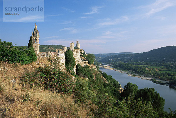 Kirche und Burg mit Blick auf Fluss Ardeche Aigueze  Gard  Languedoc-Roussillon  Frankreich  Europa