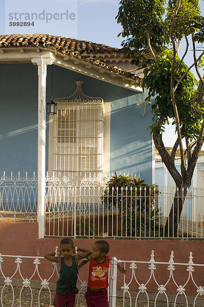 Wohnhaus Junge - Person frontal reparieren Westindische Inseln Mittelamerika 2 Trinidad und Tobago Kuba