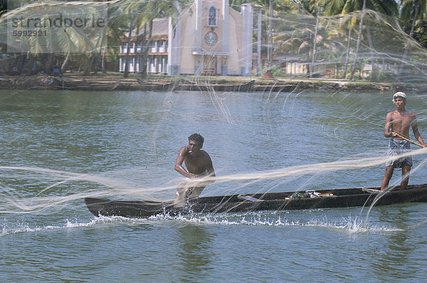 Fischer wirft seine werfen Net in den küstennahen Backwaters  Kerala  Indien  Asien