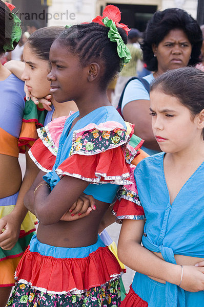 Schulmädchen gekleidet in bunten Kostümen für eine Schule Festival  Santiago De Cuba  Kuba  Westindische Inseln  Mittelamerika